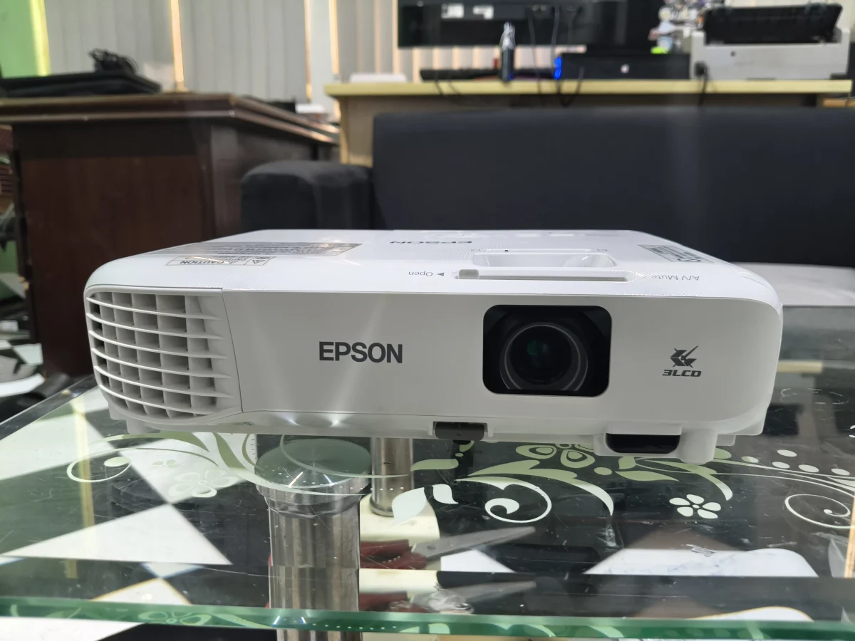 Máy chiếu cũ Epson EB-X05 mặt trước, ống kính và logo 3LCD - ảnh máy thật tại Thiết Bị Số