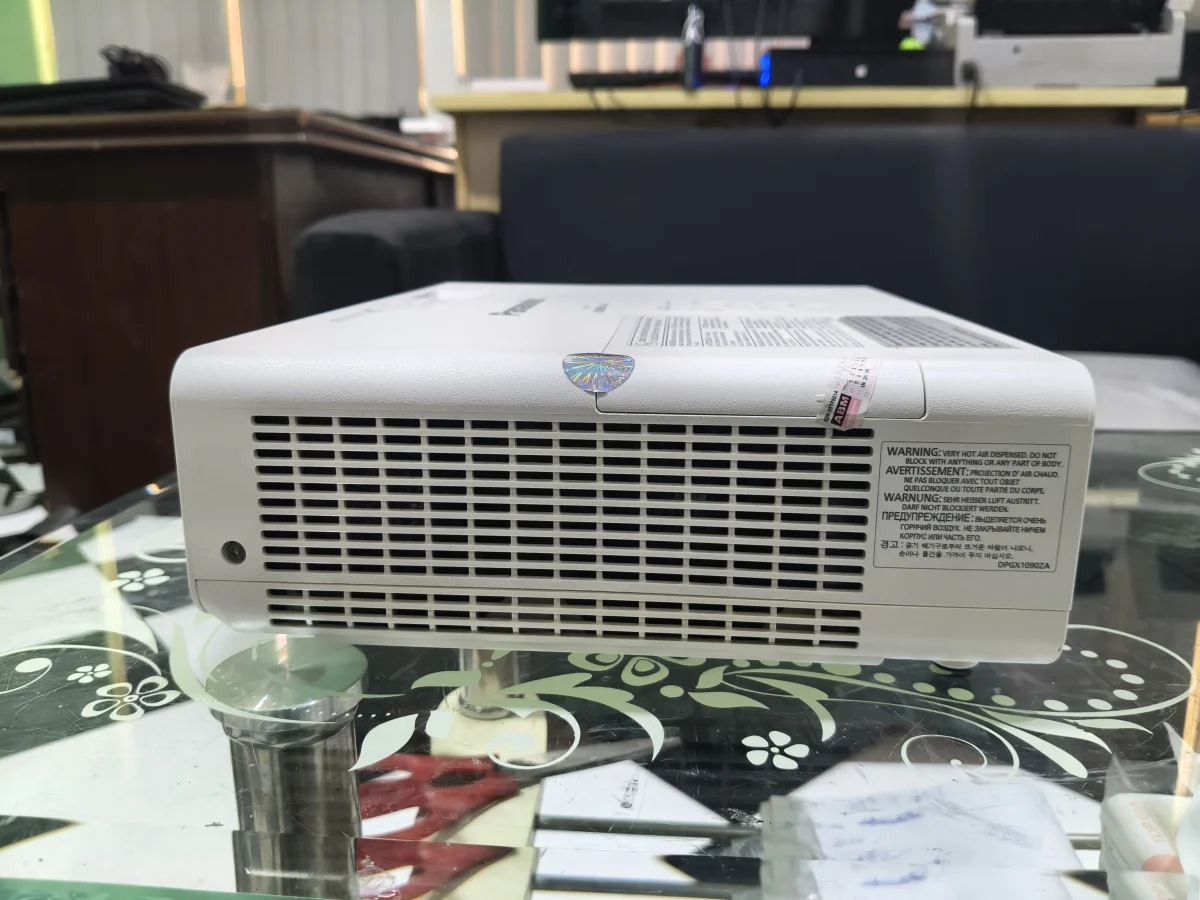 Hông máy Panasonic PT-LB386 với khe tản nhiệt - vỏ còn đẹp