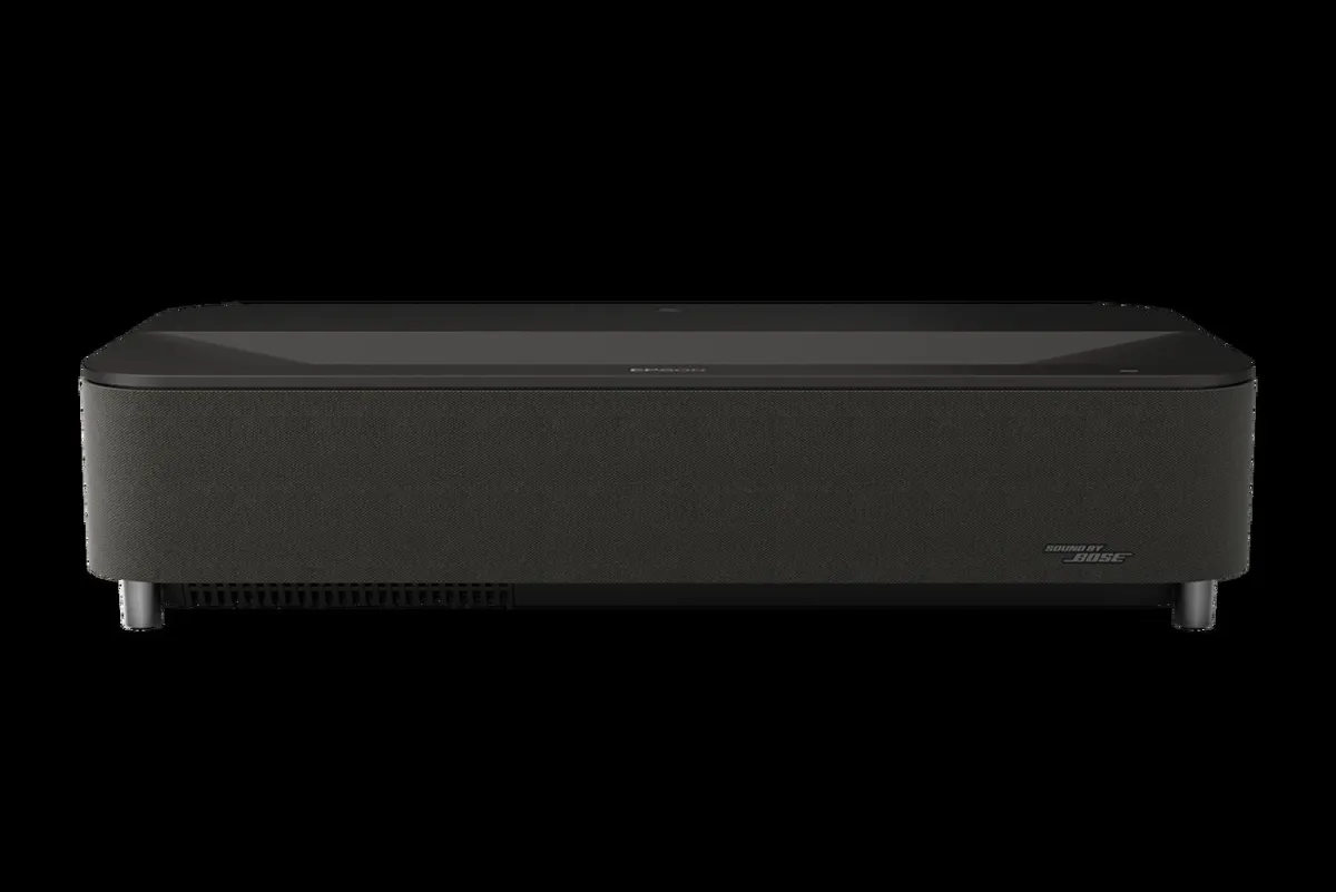 Máy chiếu Epson EH-LS970B siêu gần 4K laser Google TV loa Bose Máy chiếu Epson EH-LS970B màu đen kim loại góc nghiêng studio