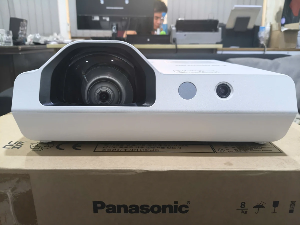 Ống kính short-throw Panasonic PT-TW381R cận cảnh - chiếu gần đặc trưng Ống kính short-throw Panasonic PT-TW381R cận cảnh - chiếu gần đặc trưng