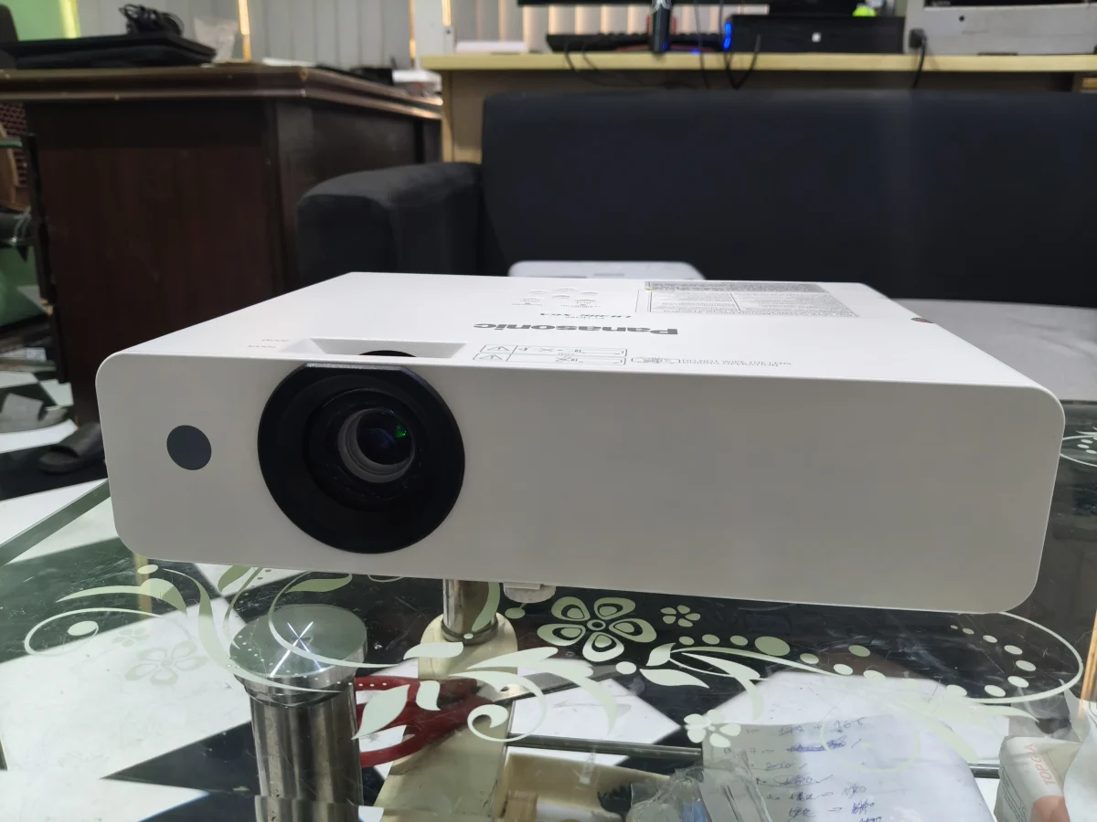 Máy chiếu cũ Panasonic PT-LB386 mặt trước, ống kính zoom 1.2x - ảnh máy thật tại Thiết Bị Số