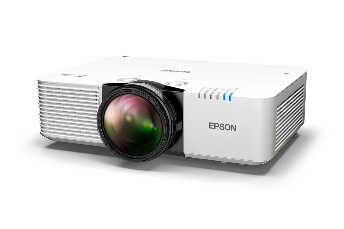 Máy chiếu Epson EB-L690SE góc nghiêng trái - ống kính chiếu gần 3LCD và khe tản nhiệt thân máy trắng