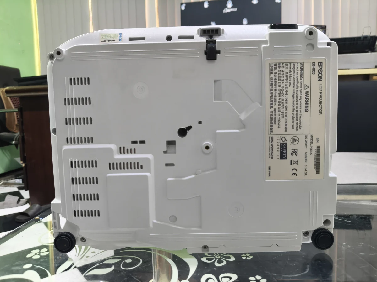Đáy máy Epson EB-X05 với tem nhãn chính hãng và chân chỉnh độ cao