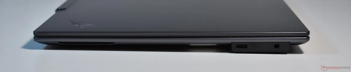 Cổng kết nối Thunderbolt 4 và HDMI trên ThinkPad X9 14 Aura Edition Gen 1