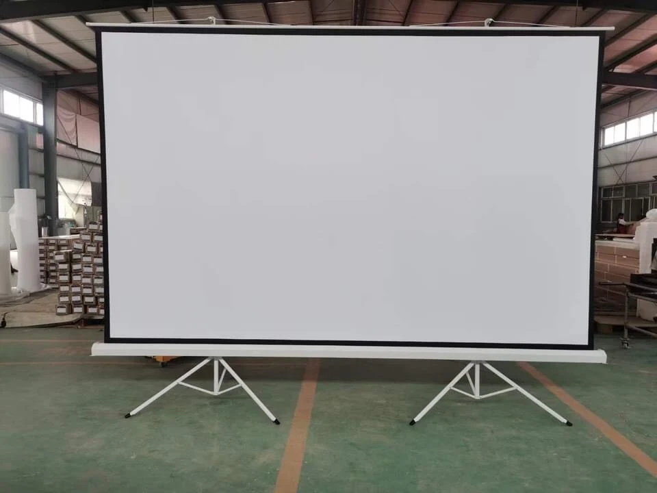 Màn chiếu di động 150 inch PW150TS dựng trên 2 trụ chân, nhìn từ phía trước