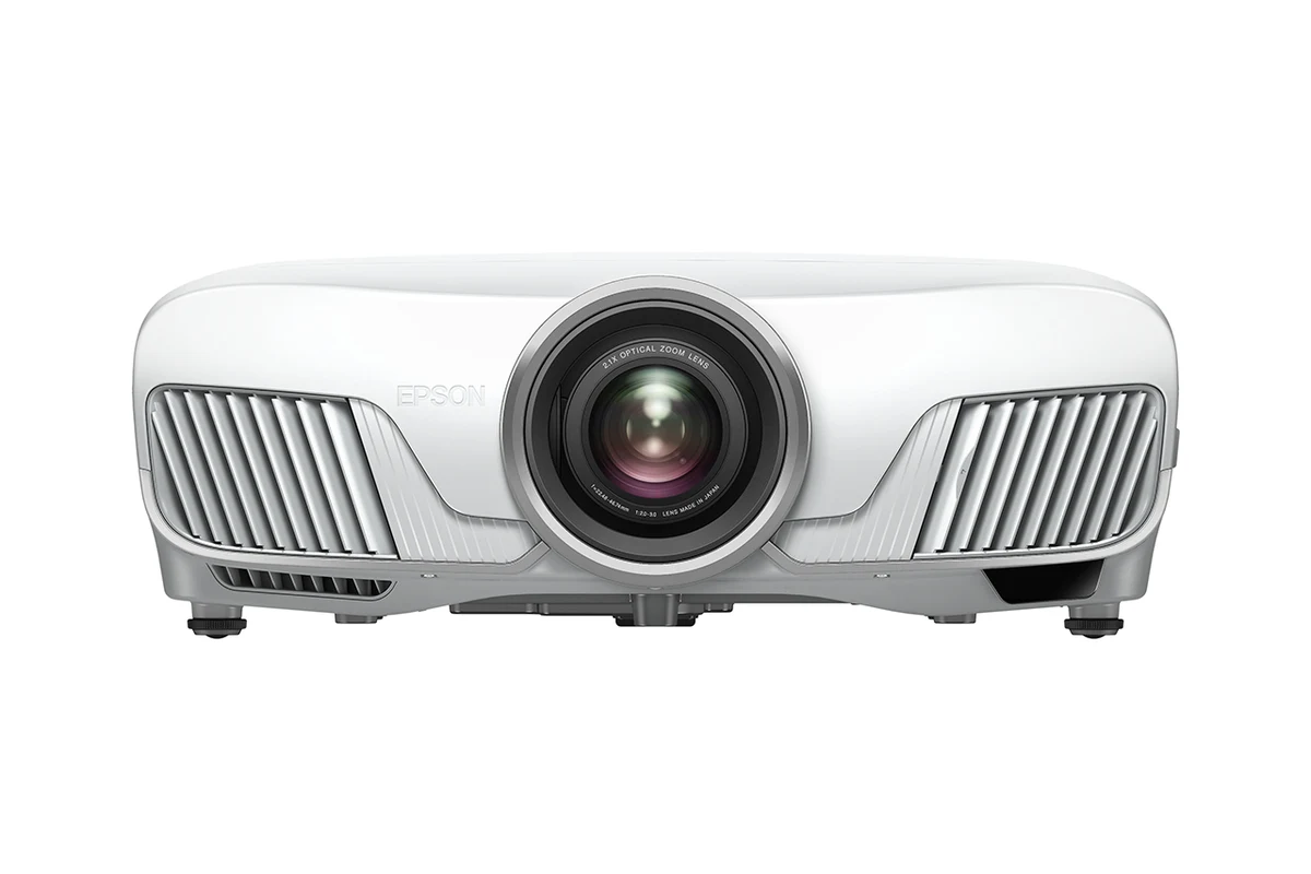 Máy chiếu phim Epson EH-TW8300 nhìn thẳng mặt trước - ống kính Made in Japan, motorized lens cao cấp