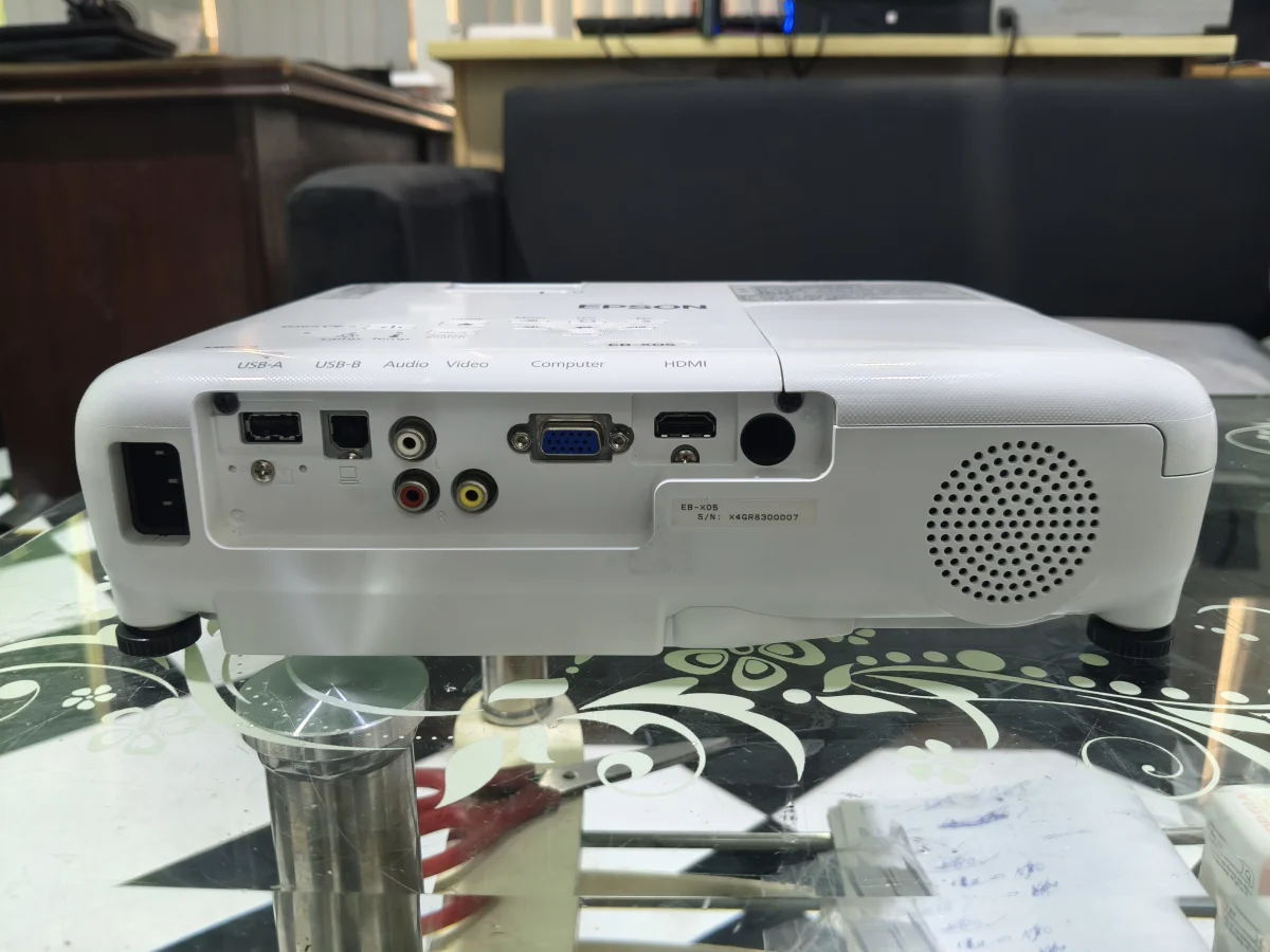 Mặt sau Epson EB-X05: cổng HDMI, VGA (Computer), Video, Audio, USB-A, USB-B - ảnh máy thật
