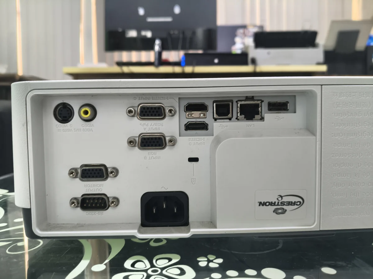 Cận cảnh cổng kết nối Sony VPL-EX570: 2 HDMI, 2 VGA, Monitor Out, S-Video, USB, LAN, RS-232C