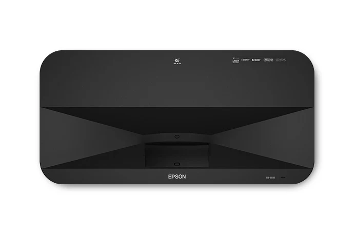 Mặt trên máy chiếu Epson EB-815E với cửa ống kính chiếu siêu gần và logo Epson - hỗ trợ 4K, HDMI, HDBaseT, Crestron