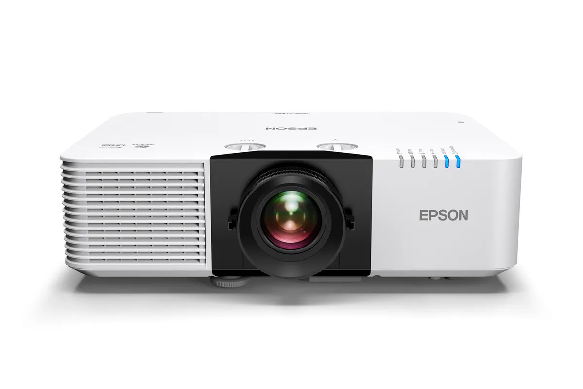 Máy chiếu laser Epson EB-L895U 8000 lumens WUXGA nhìn từ phía trước chếch trên