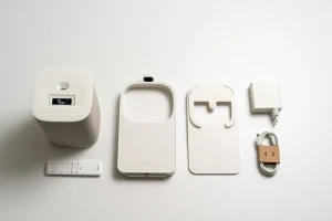 Trọn bộ máy chiếu Samsung The Premiere 5 - máy chiếu, chân đế cảm ứng, adapter nguồn, cáp USB-C và remote điều khiển