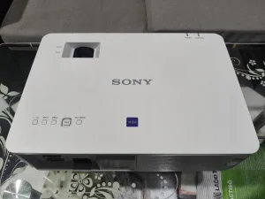 Máy chiếu cũ Sony VPL-EX570 mặt trên, bảng phím điều khiển - ảnh máy thật