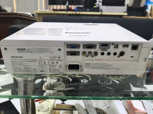 Mặt sau Panasonic PT-VX425N: HDMI, 2 VGA, USB-A, USB-B, LAN, RS-232C, S-Video, Video, Audio, Mic - ảnh máy thật