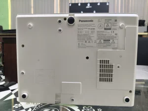 Đáy máy Panasonic PT-LB386 với tem nhãn chính hãng
