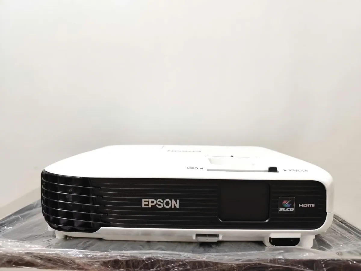 Máy chiếu cũ Epson EB-X04 - 3LCD XGA 2.800 lumens đã kiểm tra Máy chiếu cũ Epson EB-X04 XGA 2800 lumens