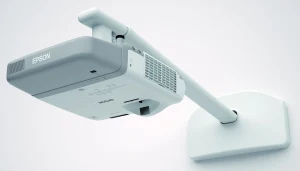 Máy chiếu tương tác Epson EB-536Wi lắp giá treo tường tay ngắn (wall mount arm) phía trên bảng trắng