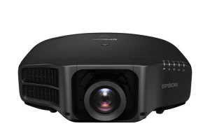 Máy chiếu Epson EB-G7805 góc nghiêng 3/4 - thân máy đen lắp đặt chuyên nghiệp
