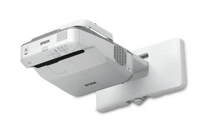 Máy chiếu Epson EB-685Wi góc nghiêng - thân máy siêu gần gắn cánh tay đỡ trên tường lớp học