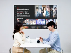 Máy chiếu di động Samsung The Freestyle+ Gen 3 chiếu Samsung TV Plus lên tường - thiết kế trụ tròn nhỏ gọn, xoay 180 độ