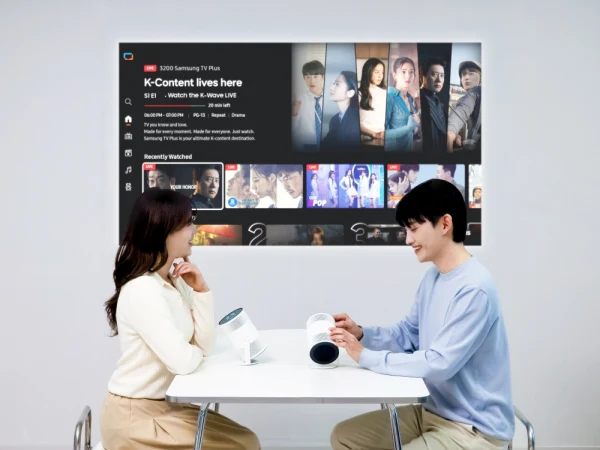 Máy chiếu di động Samsung The Freestyle+ Gen 3 chiếu Samsung TV Plus lên tường - thiết kế trụ tròn nhỏ gọn, xoay 180 độ