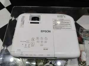 Máy chiếu cũ Epson EB-X05 mặt trên, bảng phím và nhãn model EB-X05 - ảnh máy thật