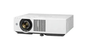 Máy chiếu Panasonic PT-VMZ62 góc nghiêng với ống kính zoom 1.6x và khe tản nhiệt