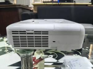 Máy chiếu cũ Epson EB-X05 hông máy, khe tản nhiệt - vỏ còn đẹp