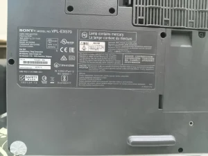 Tem nhãn chính hãng Sony VPL-EX570 dưới đáy máy - ảnh máy thật