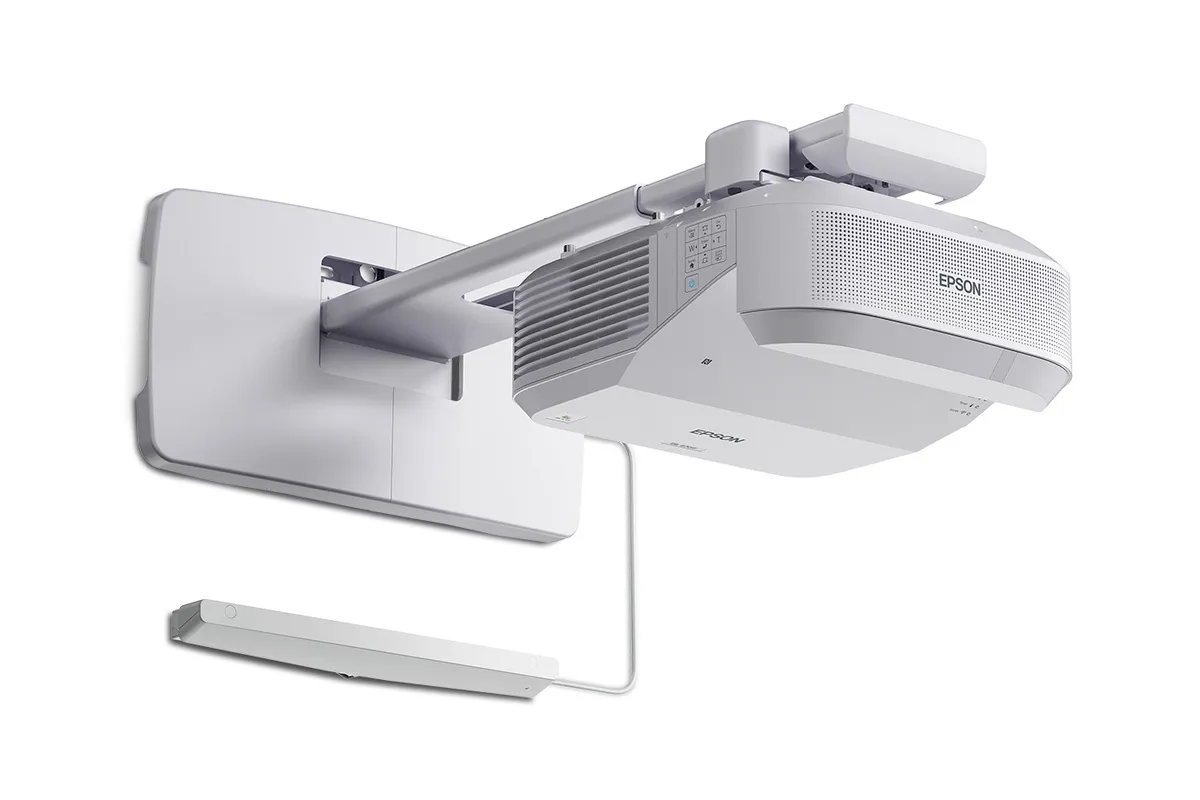 Epson EB-870Ei - thiết kế siêu gần treo tường, 1 kỹ thuật viên lắp đặt Máy chiếu tương tác Epson EB-870Ei nhìn nghiêng với giá treo tường