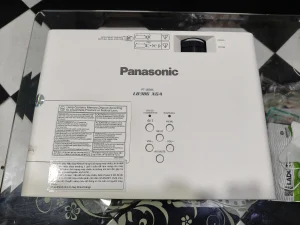 Mặt trên Panasonic PT-LB386 với nhãn LB386 XGA và bảng phím điều khiển - ảnh máy thật