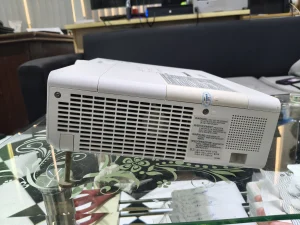 Hông máy Panasonic PT-VX425N với khe tản nhiệt - vỏ còn đẹp