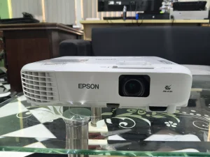 Máy chiếu cũ Epson EB-X05 mặt trước, ống kính và logo 3LCD - ảnh máy thật tại Thiết Bị Số