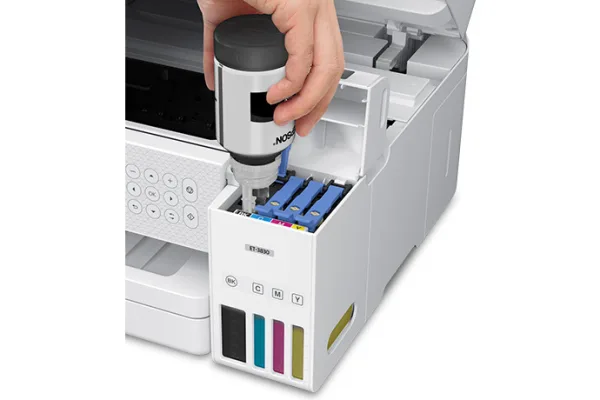 Cận cảnh khe đổ mực 502 trên Epson ET-3830 với thiết kế chống tràn