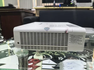 Hông máy Panasonic PT-LB386 với khe tản nhiệt - vỏ còn đẹp