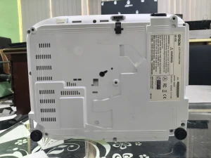 Đáy máy Epson EB-X05 với tem nhãn chính hãng và chân chỉnh độ cao