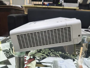 Hông bên kia Panasonic PT-VX425N với lưới tản nhiệt - ảnh máy thật