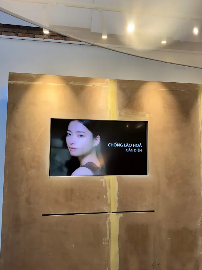 Tivi cho thuê hiển thị nội dung quảng cáo tại cửa hàng, spa