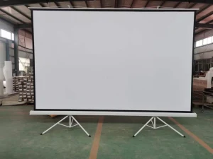 Màn chiếu di động 150 inch PW150TS dựng trên 2 trụ chân, nhìn từ phía trước