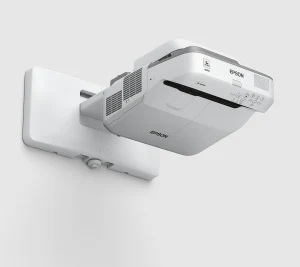 Máy chiếu siêu gần Epson EB-685W góc phải - thiết kế Ultra Short Throw đặt sát tường lớp học