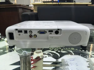 Mặt sau Epson EB-X05: cổng HDMI, VGA (Computer), Video, Audio, USB-A, USB-B - ảnh máy thật