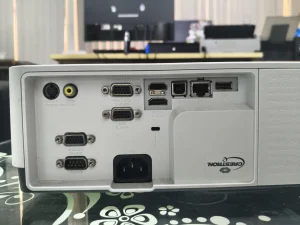 Cận cảnh cổng kết nối Sony VPL-EX570: 2 HDMI, 2 VGA, Monitor Out, S-Video, USB, LAN, RS-232C