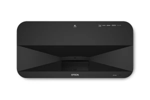 Mặt trên máy chiếu Epson EB-815E với cửa ống kính chiếu siêu gần và logo Epson - hỗ trợ 4K, HDMI, HDBaseT, Crestron