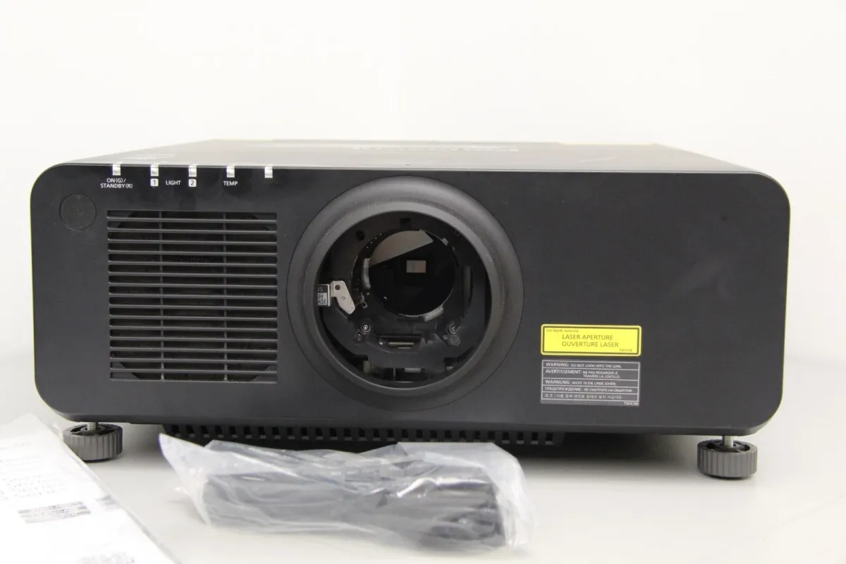 Panasonic PT-RZ660 cũ - 2 module laser dự phòng, DIGITAL LINK Máy chiếu cũ Panasonic PT-RZ660 nhìn nghiêng