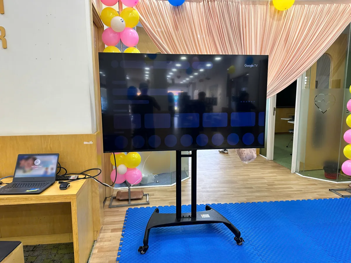Tivi 65 inch kết nối laptop trình chiếu tại trung tâm tiếng Anh