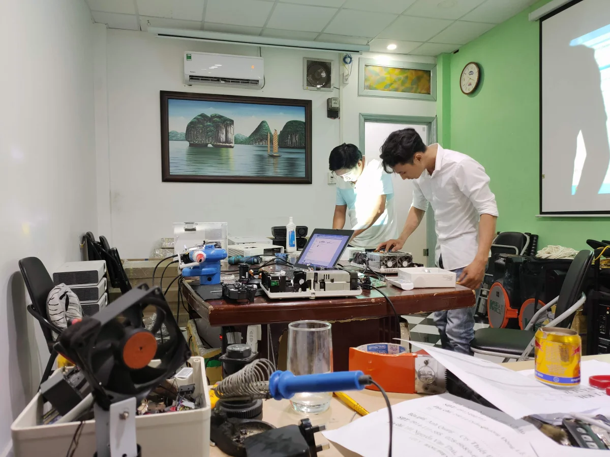 Sửa máy chiếu TPHCM tận nơi giá rẻ - bảo hành 12 tháng, linh kiện chính hãng