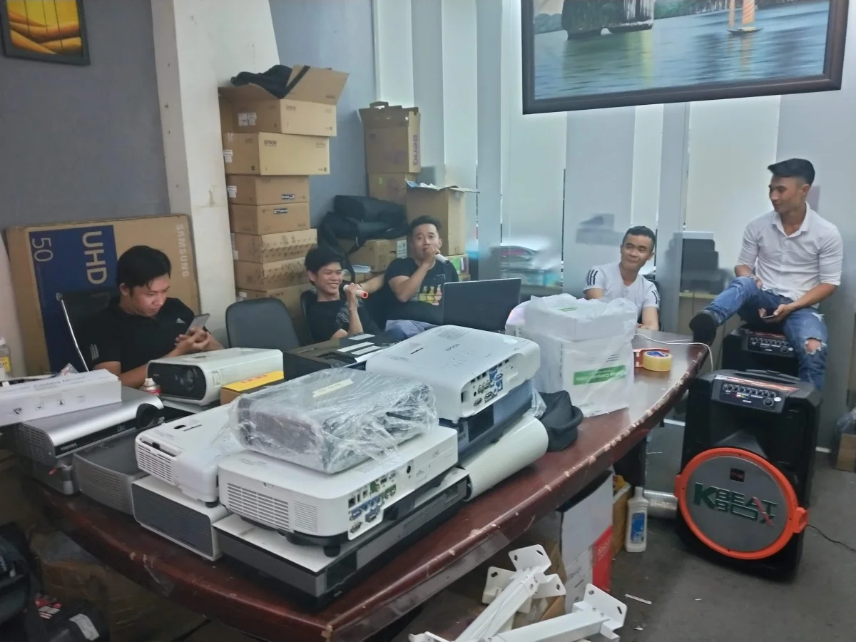 Quy trình sửa máy chiếu chuyên nghiệp - kiểm tra bo mạch chính