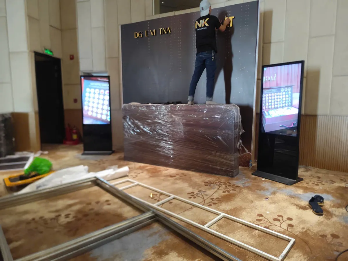 Cho thuê Standee điện tử cảm ứng Kiosk màn hình đứng tại TPHCM