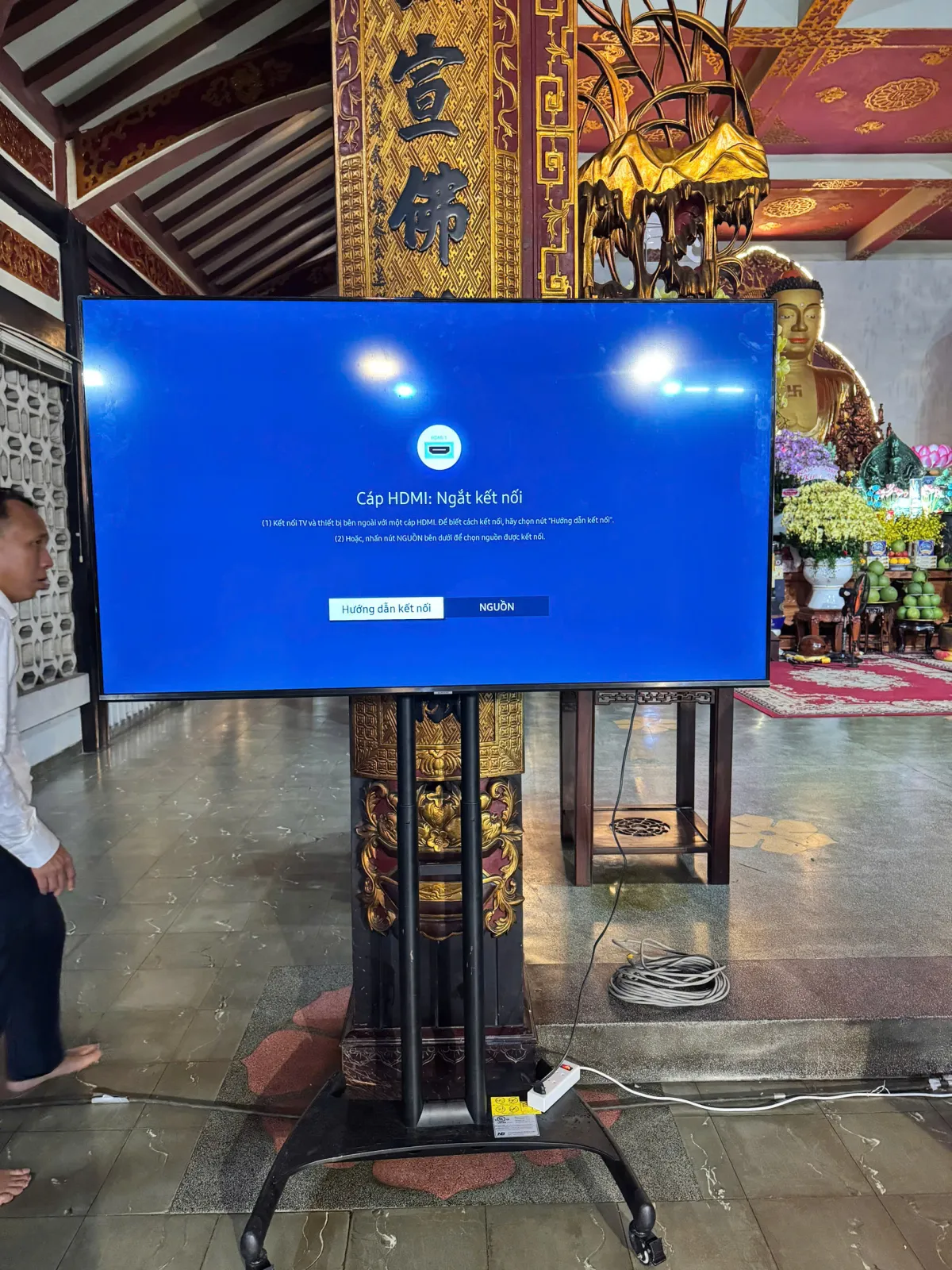 Cho thuê tivi 85 inch tại TPHCM kèm chân